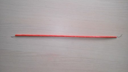 Do ruličky si zasunieme drôt.