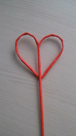 Novú ruličku si zasunieme do drôtu, ktorý vytŕča zo srdca.