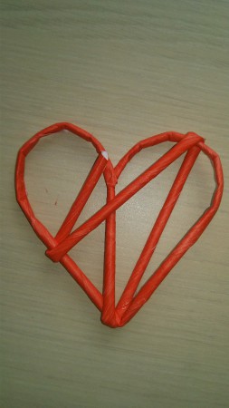 Začneme obmotávať.Pri malých srdiečkach ruličky nemusíme lepiť.